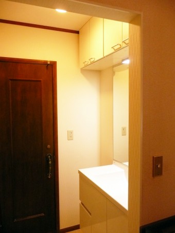 無駄のないシンプルデザインですっきりした洗面空間に　目黒区I様邸